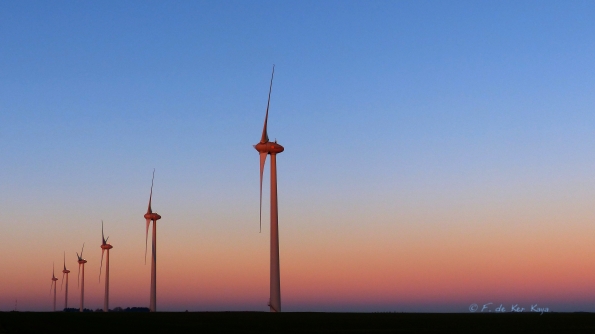 Six éoliennes au lever du soleil